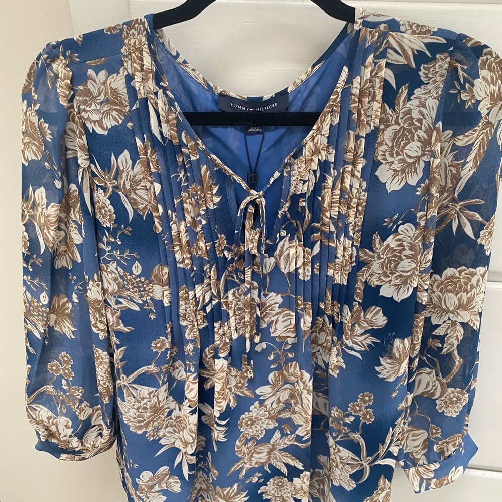 NWT Beautiful pin talk Tommy Hilfiger blouse